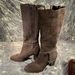 Stonewall black boots.